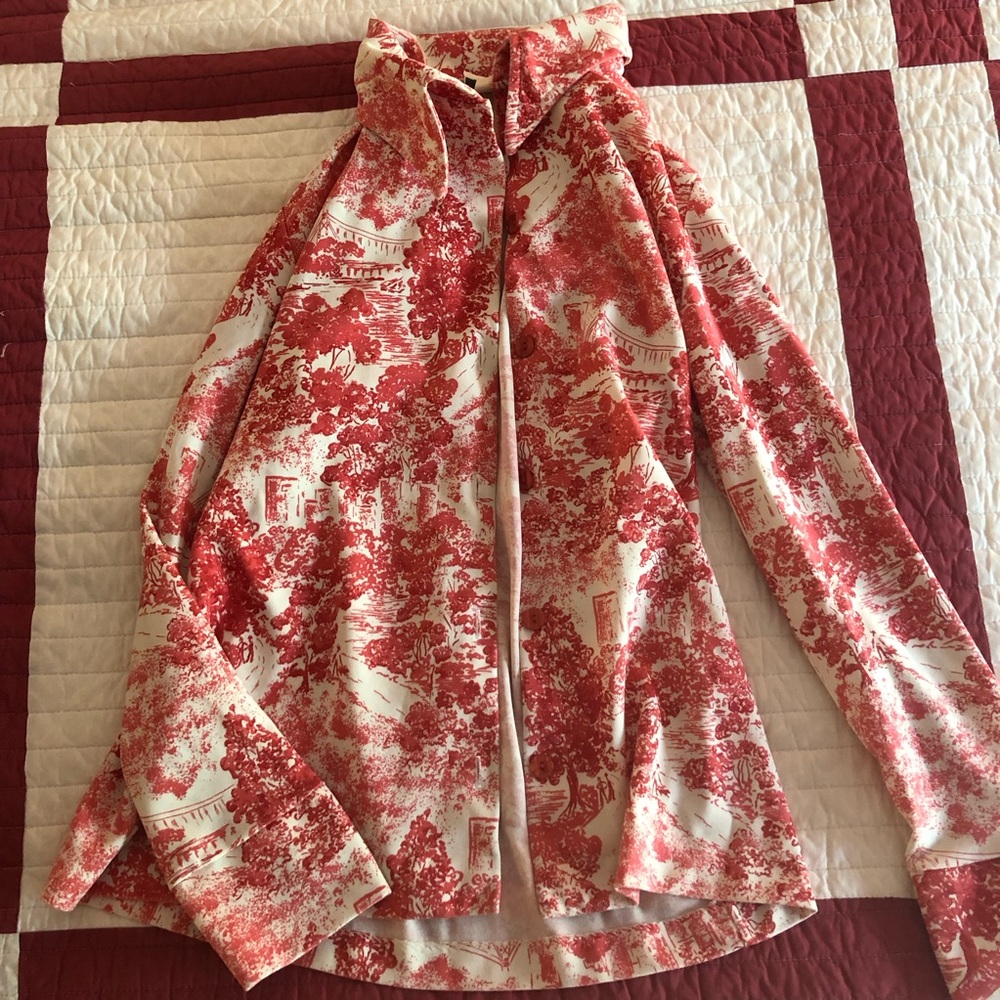 Cute women’s button up top. Summery pattern.